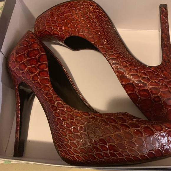 Barely worn heels - Picture 2 of 8